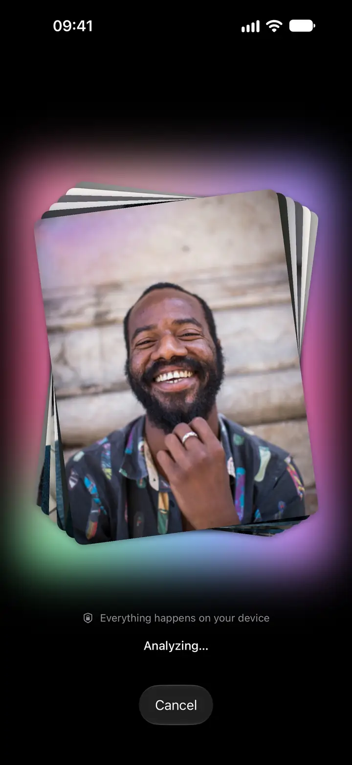 Lign analiza un grupo de retratos en iPhone bajo el mensaje «Todo sucede en tu dispositivo».